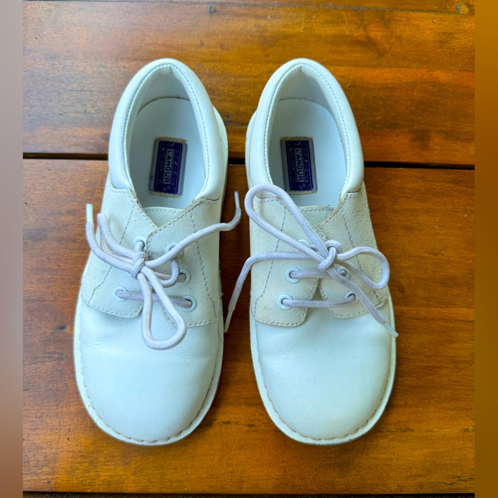 L’Amour Tyler Stitch Down white & ecru Leather Lace up shoes. Youth size 13.